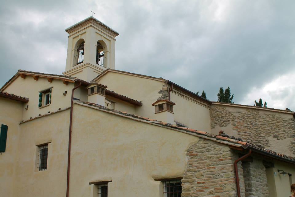 Il campanile fu aggiunto nel Settecento: la molteplicità degli stili e la sovrapposizione dei periodi storici è una caratteristica del complesso di San Giorgio in Ceparano.