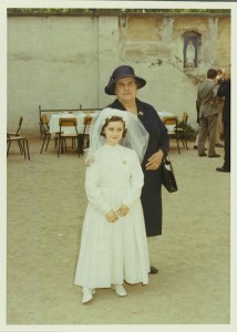Maggio 1970, Cortile della chiesa di S.Savino.  La signora Ancilla Minardi con Maria Teresa Benedetti 