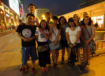 Compagni di classe e amici cinesi dopo una cena giapponese nel centro di Tianjin