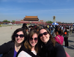 Io, Maria (compagna di classe) e Veronica davanti alla Città proibita di Pechino