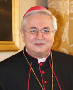 Mons. Mario Toso è uno dei promotori di questa scuola, già magnifico rettore dell'Università Pontificia Salesiana. 