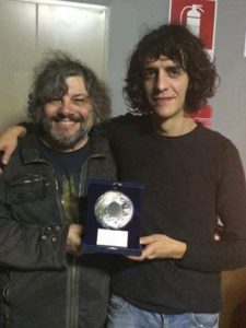 Il cantautore Motta premiato dal giornalista Federico Guglielmi al Mei 2016