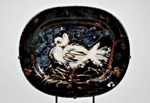 Il piatto con la Colomba è il dono fatto da Picasso al Mic dopo i bombardamenti