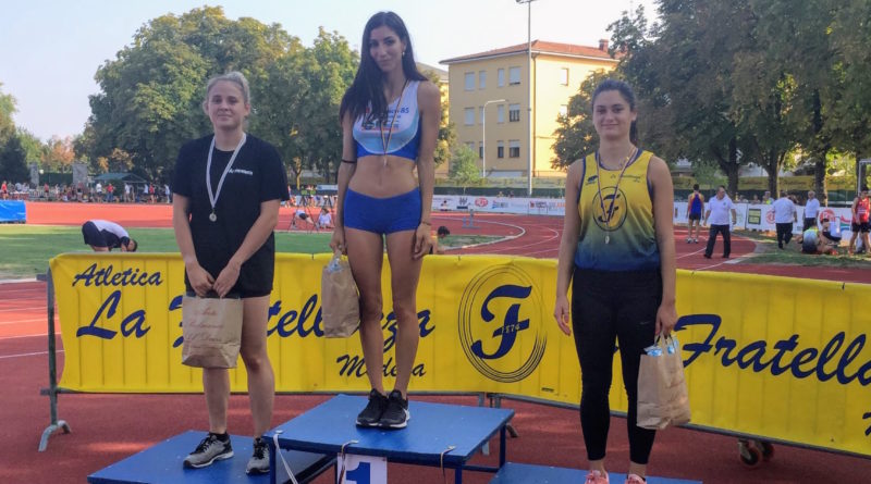Stefania Di Cuonzo sul gradino più alto del podio dei 100 m a Modena