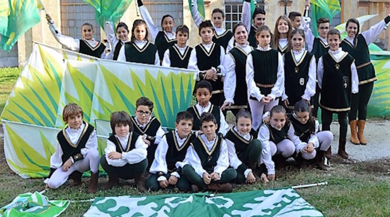 Rione Verde giovani sbandieratori (2015)