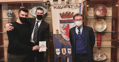 Daigoro Timoncini e Mirko Mazzoli alla presentazione del libro con il sindaco di Faenza Massimo Isola